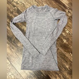 LULULEMON Gray long sleeve swiftly